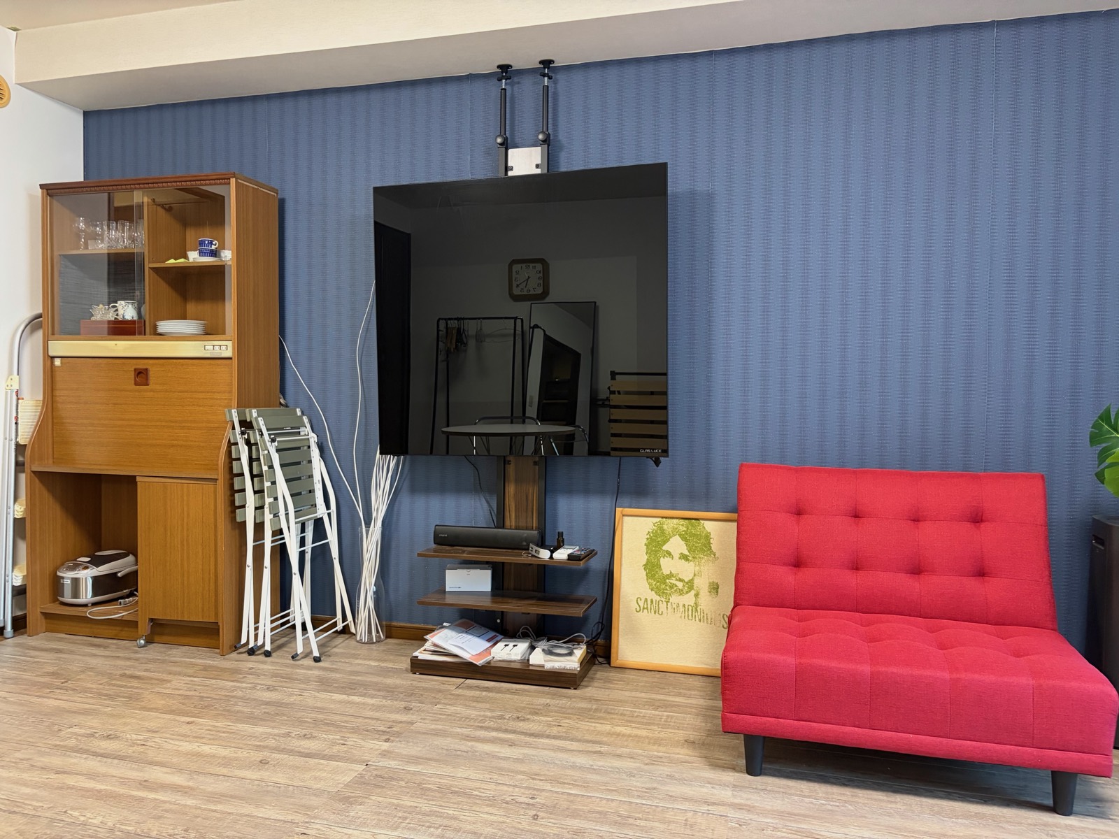リビング 大型TVとソファ — Living room with large TV and sofa